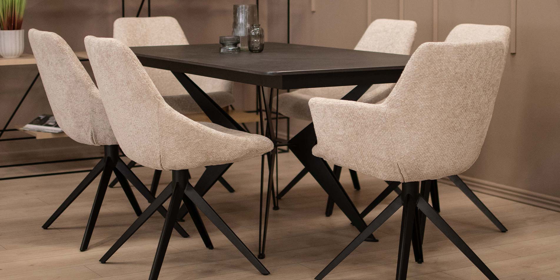 Trpezariska masa so ceramicka crna plotna i crni metalni nogarki spoeni na sredina.