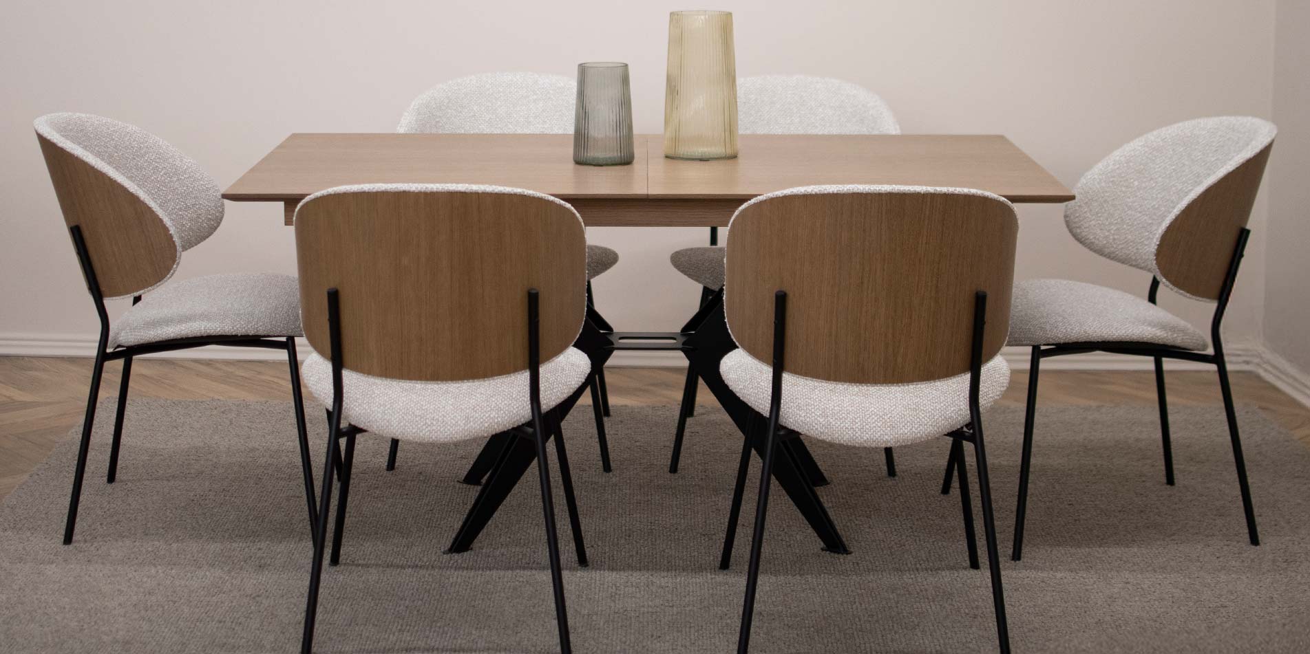 Trpezariska masa so plotna dab i crni metalni nogarki so stolici so furnir od dab na grbot. 