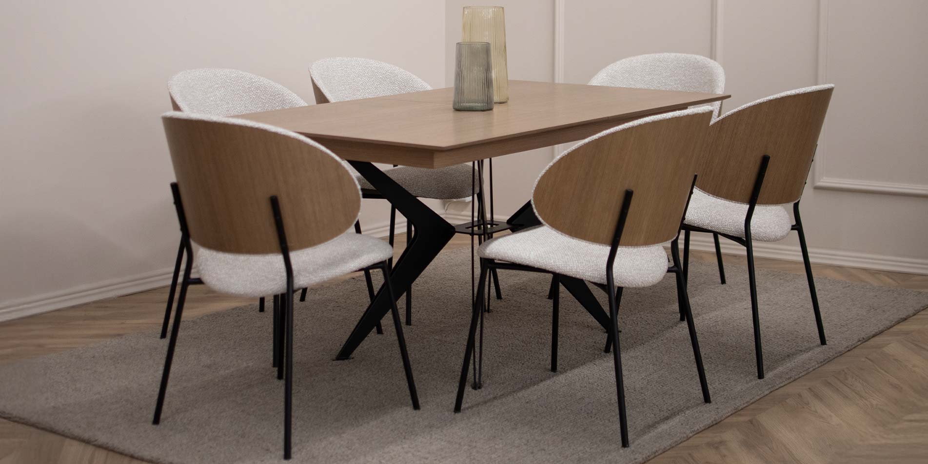 Trpezariska masa so plotna dab i crni metalni nogarki so stolici so furnir od dab na grbot. 