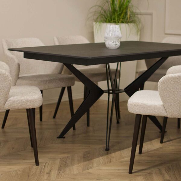 Trpezariska masa so ceramicka crna plotna i crni metalni nogarki spoeni na sredina.