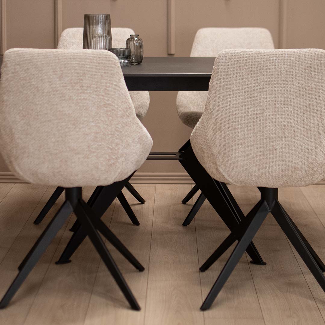 Trpezariska masa so ceramicka crna plotna i crni metalni nogarki spoeni na sredina.