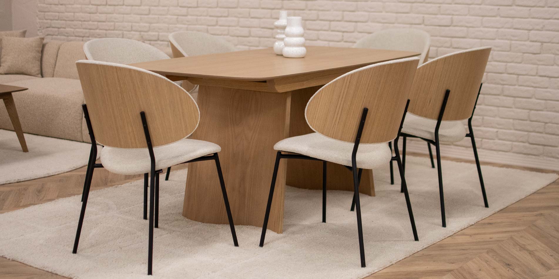 Трпезариска маса Сфера од даб натур со столици со метални ногарки и грб од фурниран даб .