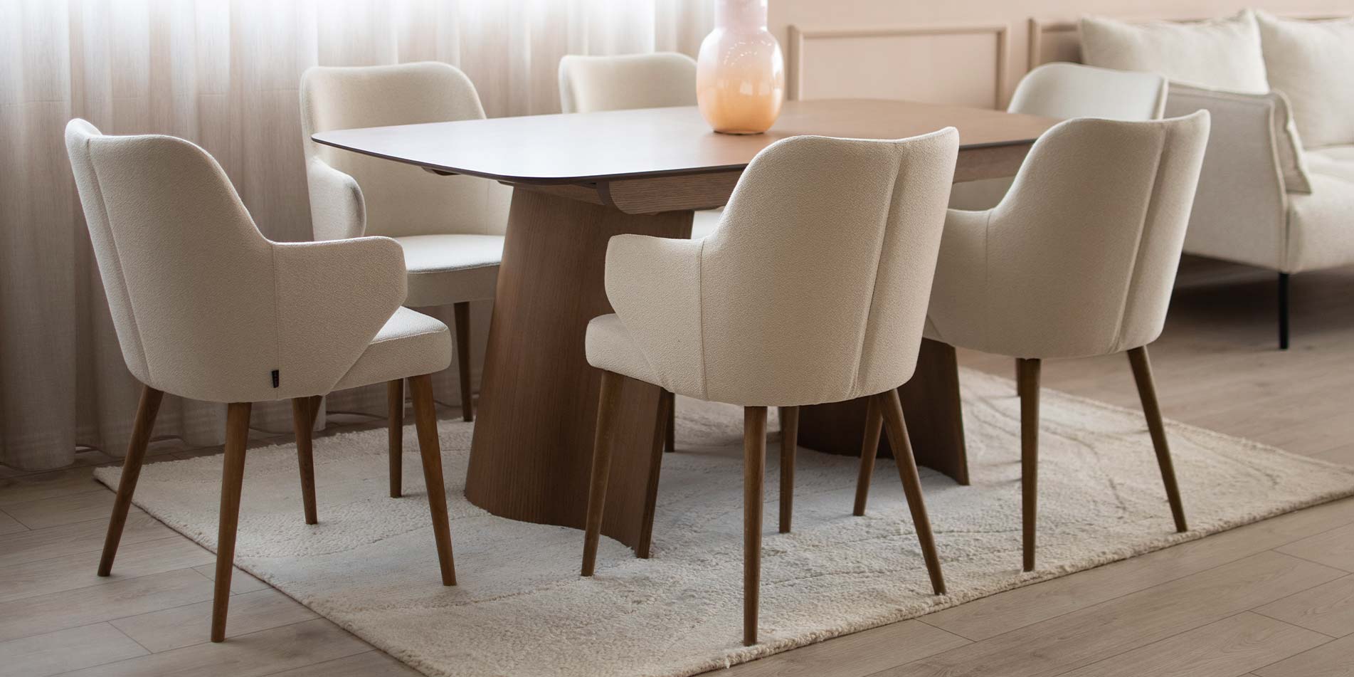 Трпезариска маса Сфера од даб со столици со раконаслон Евелин.