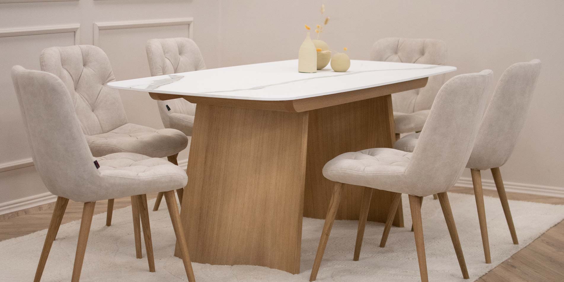 Trpezariska masa so plotna Laminam i nogarki od drvo dan, so trpezariski stolici so dab nogarki i krem velevet.