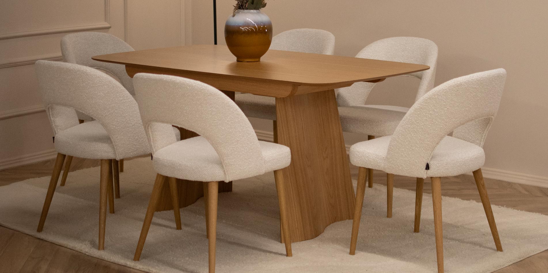 Dining table Sfera in oak wood, combine with white chairs.