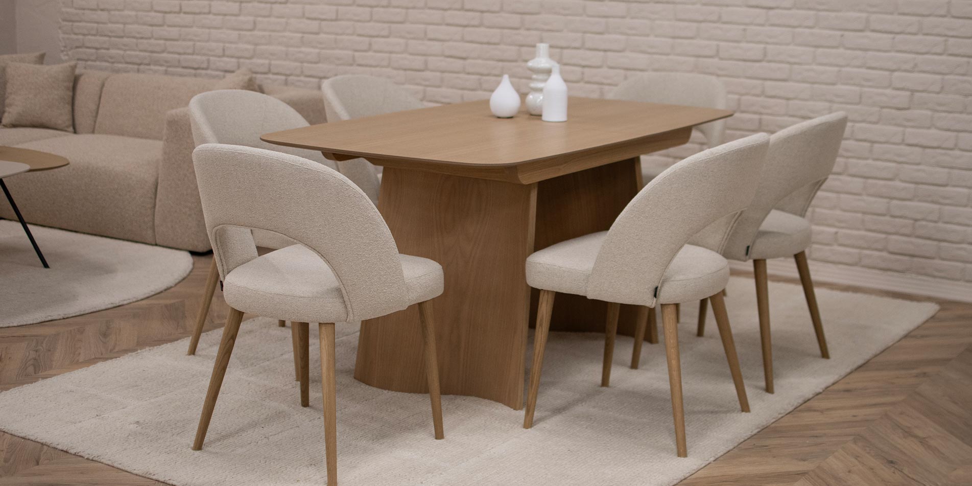 Трпезариска маса Сфера во фурниран медијапан даб, во природна нијанса, со заоблени рабови и неправилна форма на ногарки.