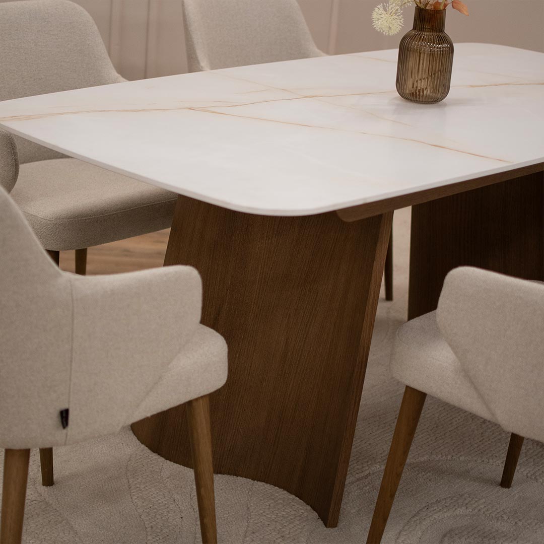 Trpezariska masa so plotna Laminam a nogarki od drvo dab, so stolici so rakonaslon.