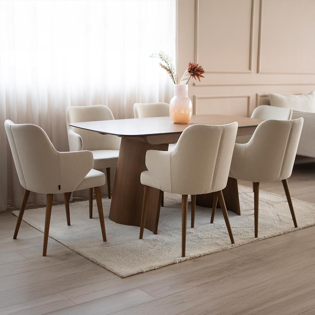 Trpezariska masa Sfera od dab so trpezariski stolici so rakonaslon, so dab nogarki i svetlo krem mebel stof.