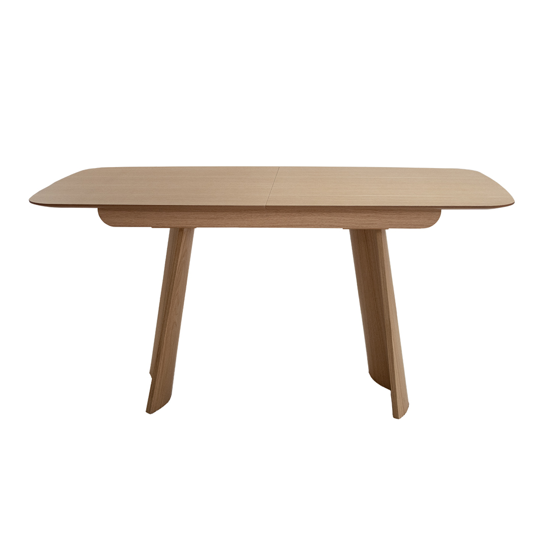 Трпезариска маса Сфера во фурниран медијапан даб, во природна нијанса, со заоблени рабови и неправилна форма на ногарки.