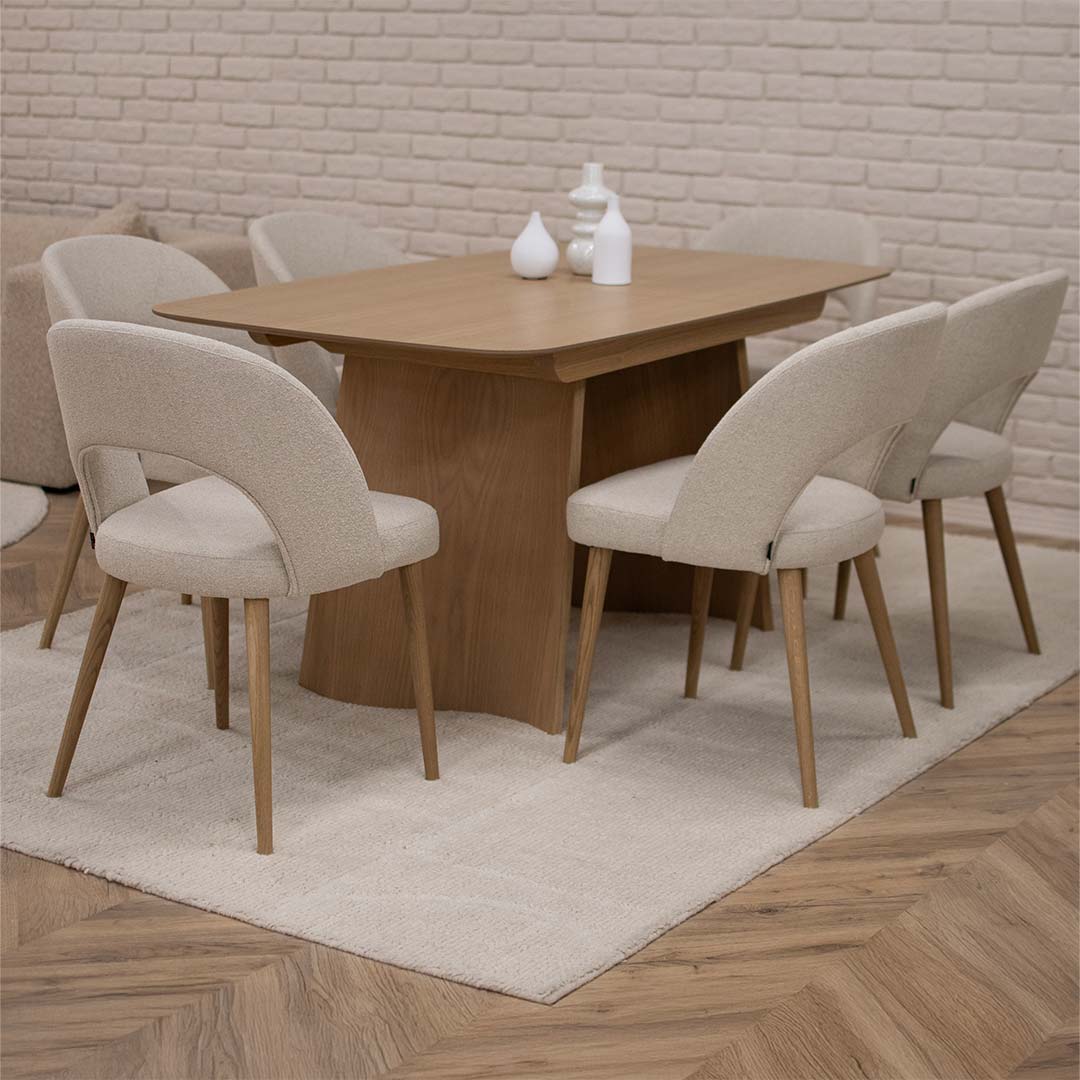 Трпезариска маса Сфера во фурниран медијапан даб, во природна нијанса, со заоблени рабови и неправилна форма на ногарки.