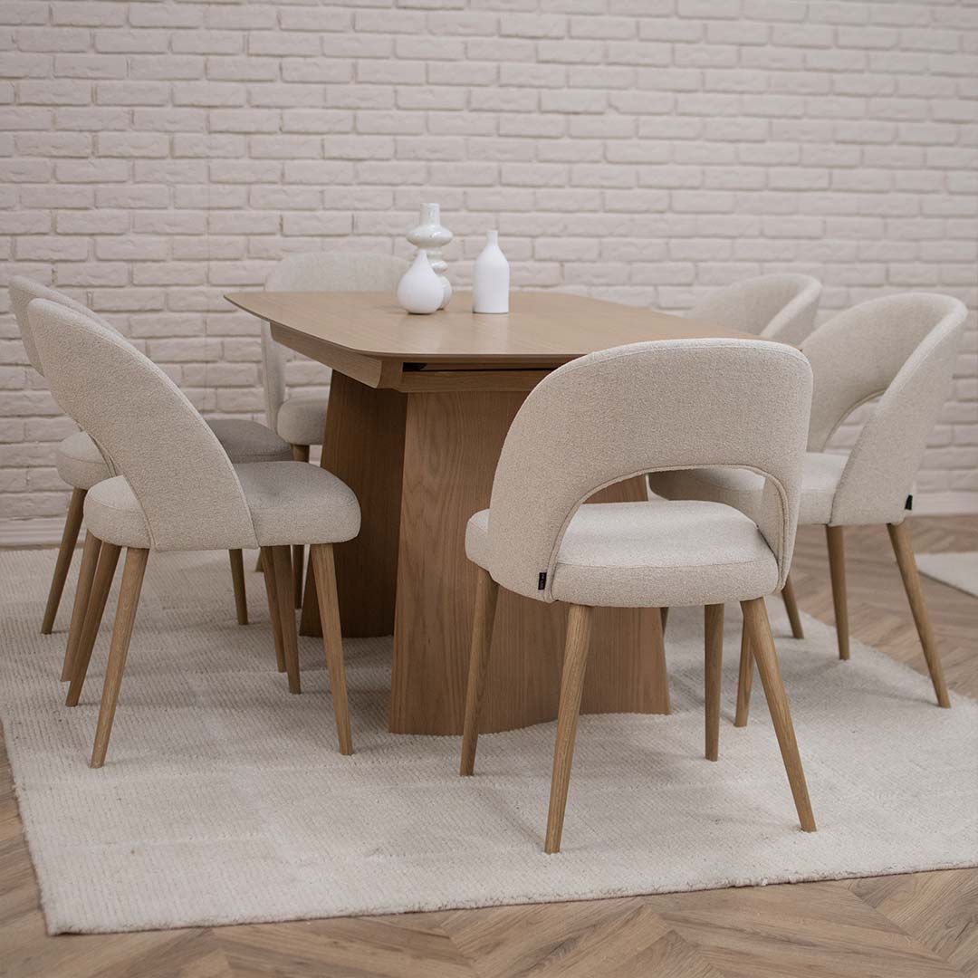 Трпезариска маса Сфера во фурниран медијапан даб, во природна нијанса, со заоблени рабови и неправилна форма на ногарки.