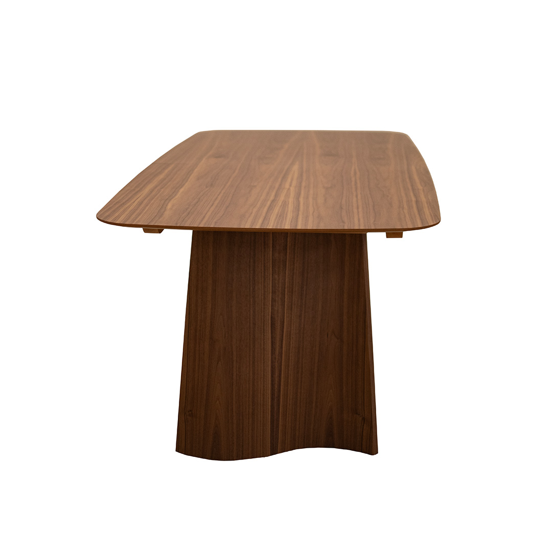 Trpezariska masa od drvo oorev so zaoblena plotna i zaobleni nogarki.