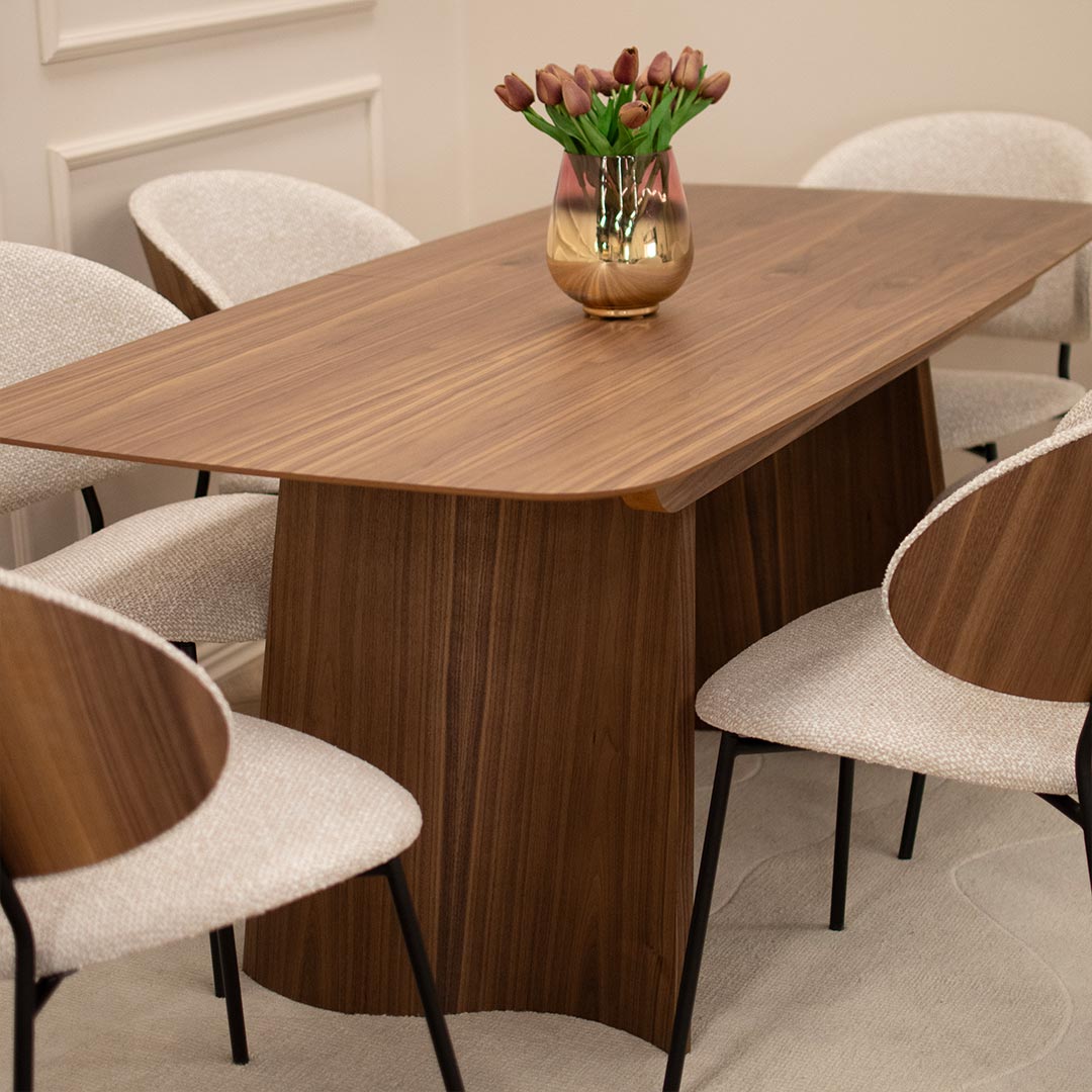 Dining table in walnut wood.