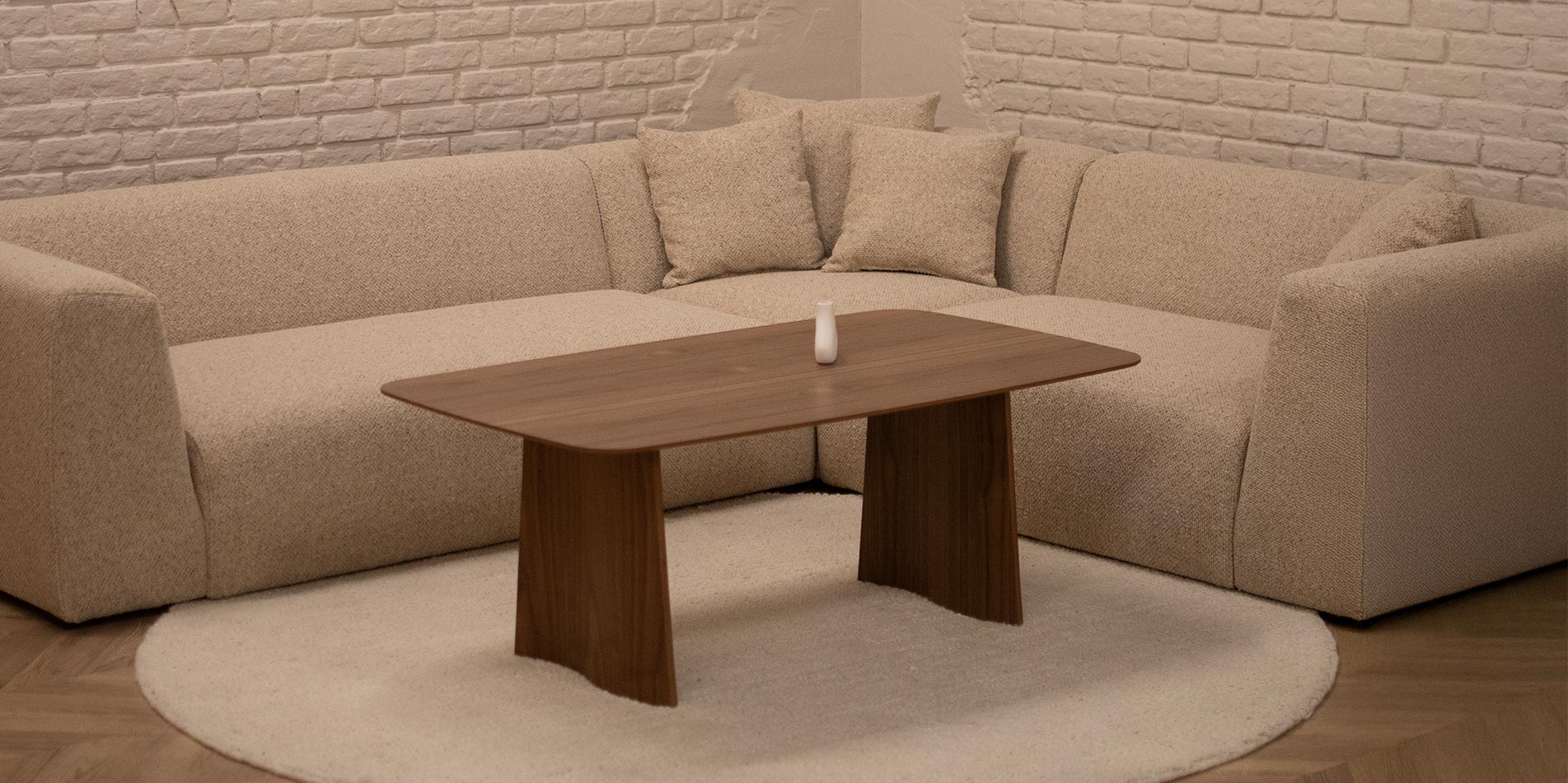 Klub masa Sfera od orev so agolna garnitura Vanity vo beige.