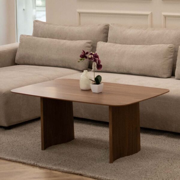 Клуб маса со заоблени ногарки од орев.