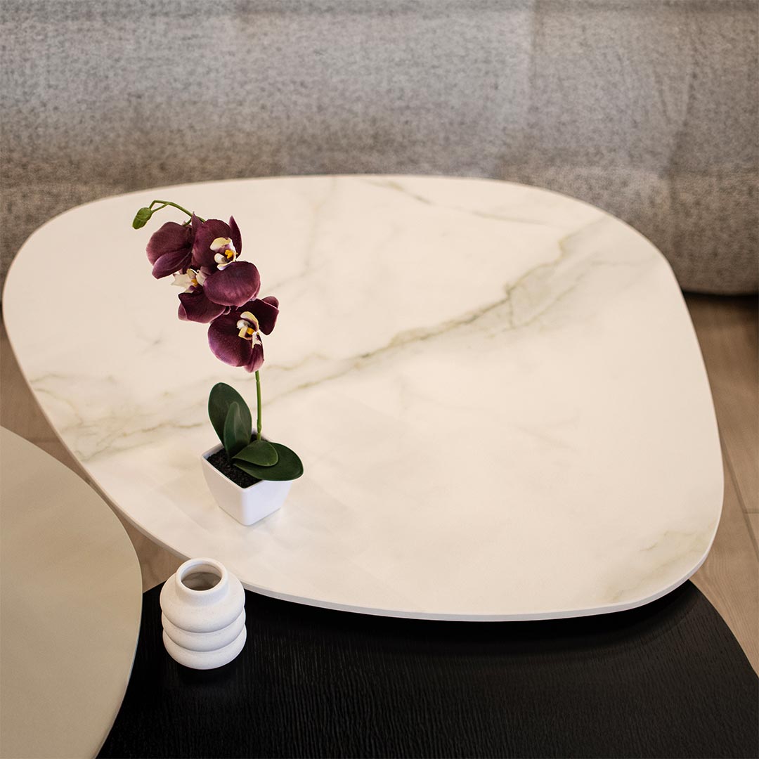 Klub masa Cloud so nepravilna forma, so crni metalni nogarki i plotna Laminam