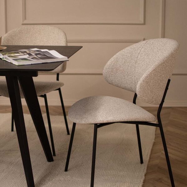 Trpezariska masa so metalni nogarki i svetlo krem mebel stof.