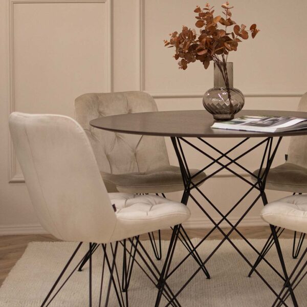 Trpezariska stolica so metalni nogarki i krem velvet, na kruzna masa.