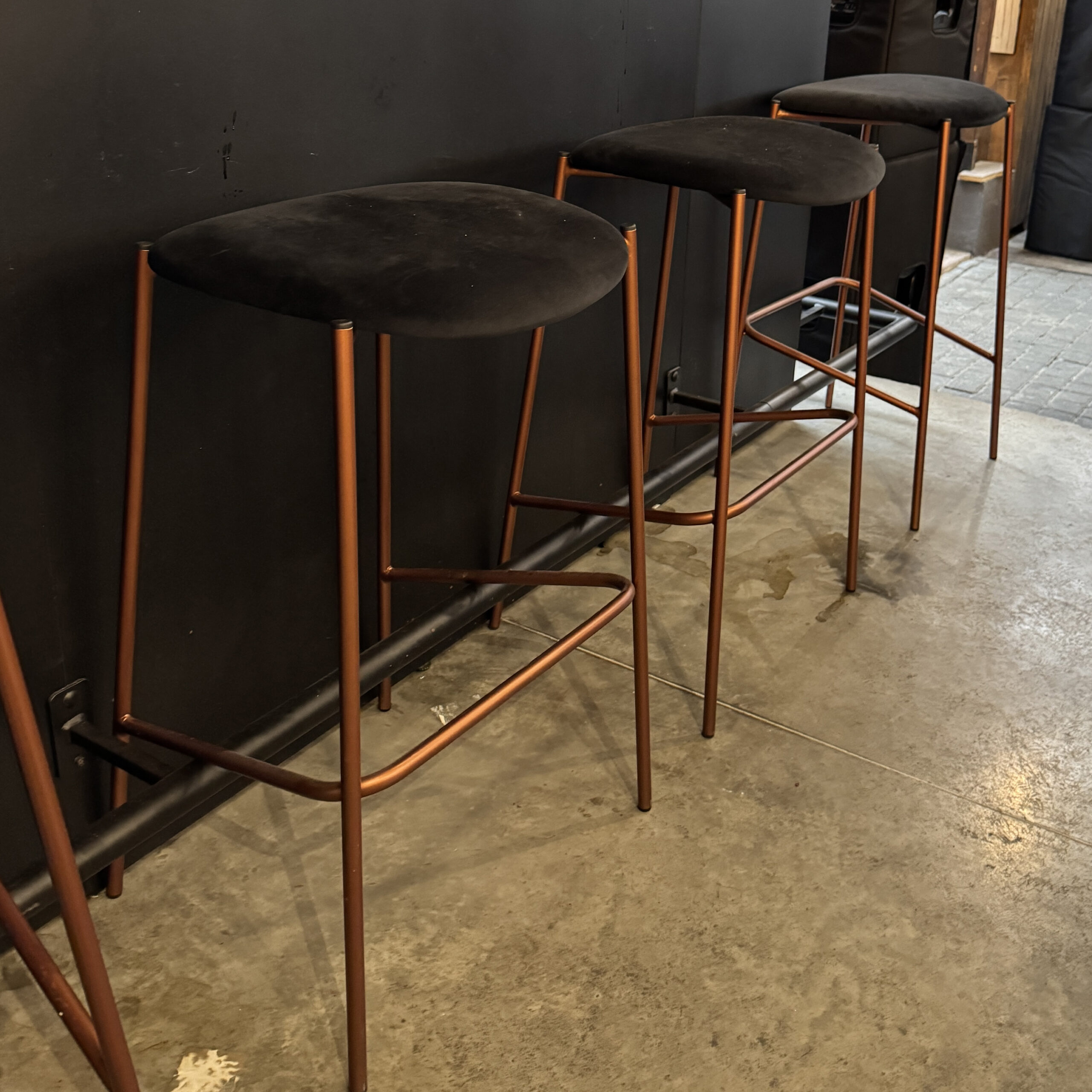 dolly-B-black- bar yard-1