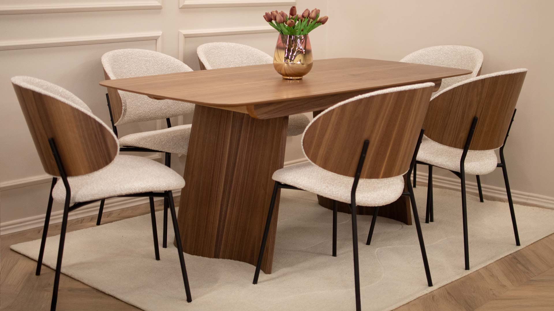 Трпезариски сет со маса Сфера и трпезариски столици Алексис во орев и крем комбинација. 