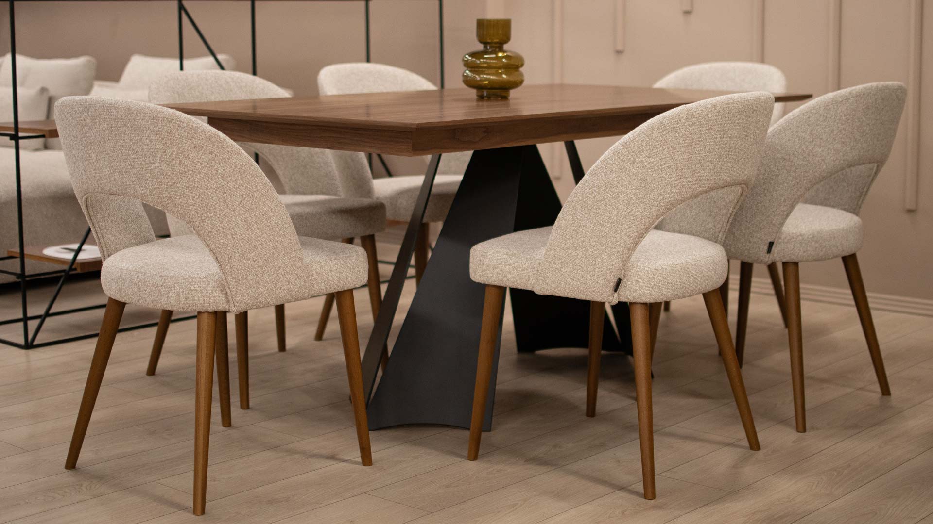 Трпезариски сет со маса Cassini со орев плотна и метални ногарки и трпезариски столици Aurora во светло крем мебел штоф. 