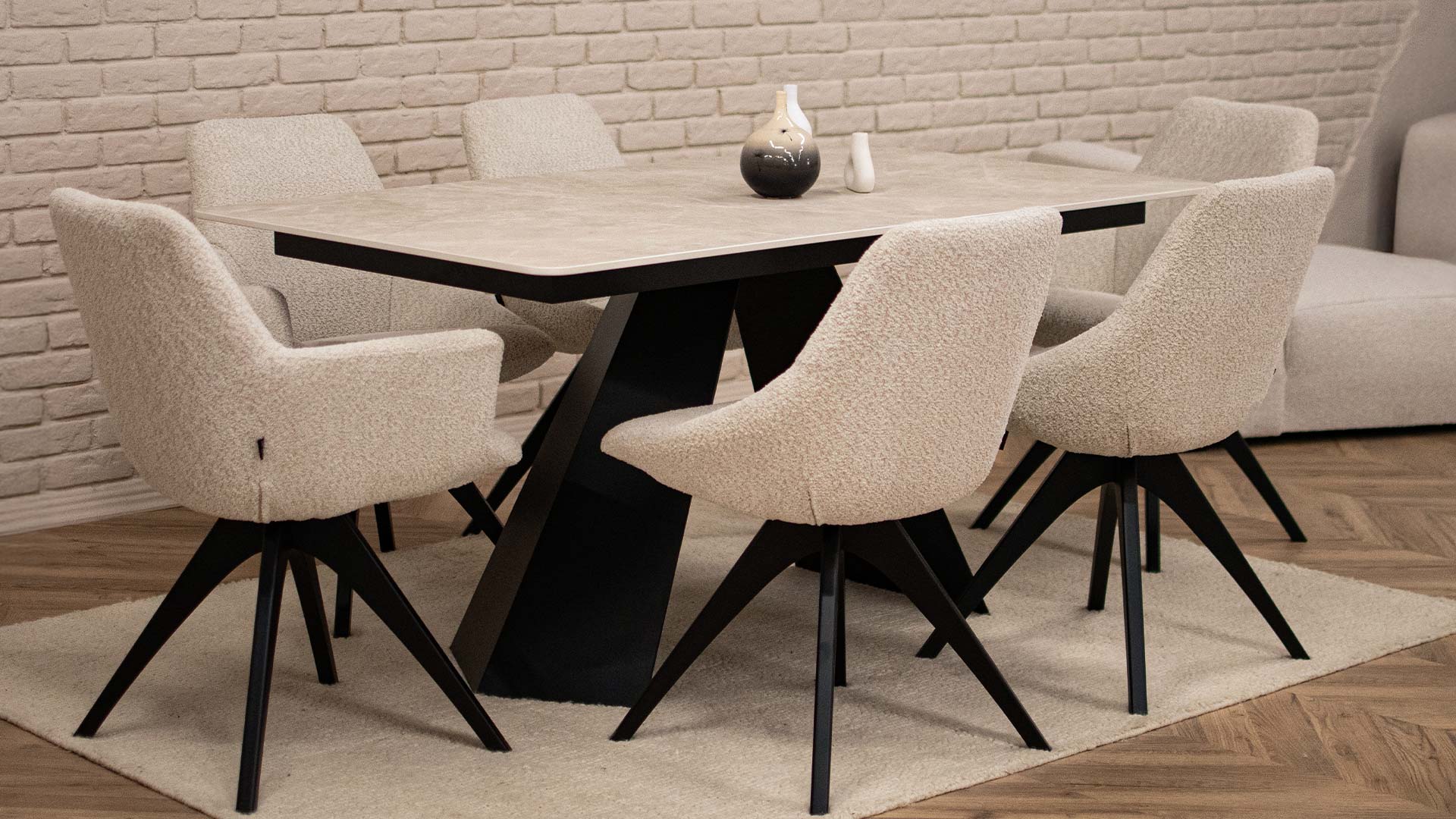 Трпезариски сет со маса Hugo со плотна Laminam и трпзариски столици Asya со дрвени црни ногарки.