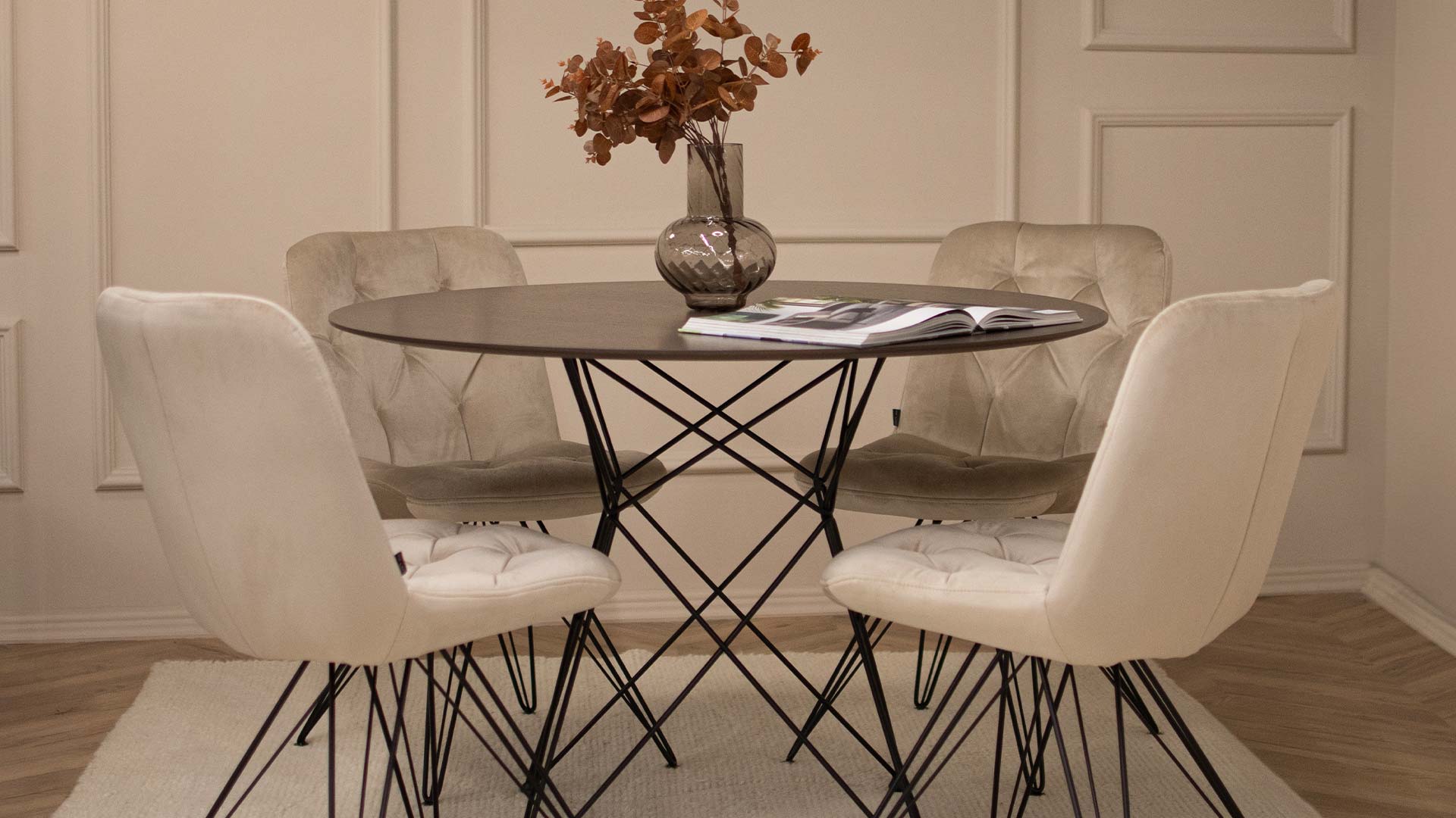 Трпезариски сет со мала кружна маса со метална конструкција и даб плотна, со трпезаиски столици со метални ногарки и крем велвет.