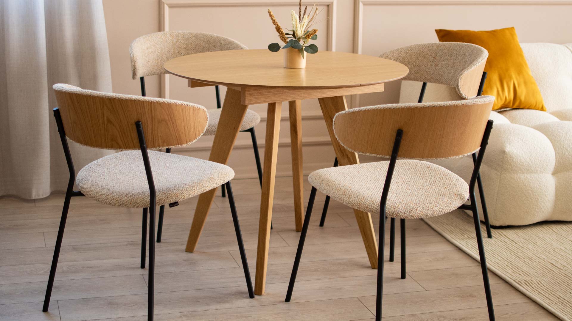 Трпезариски сет со мала дрвена кружна маса и столици со фурнир даб и тапацир.