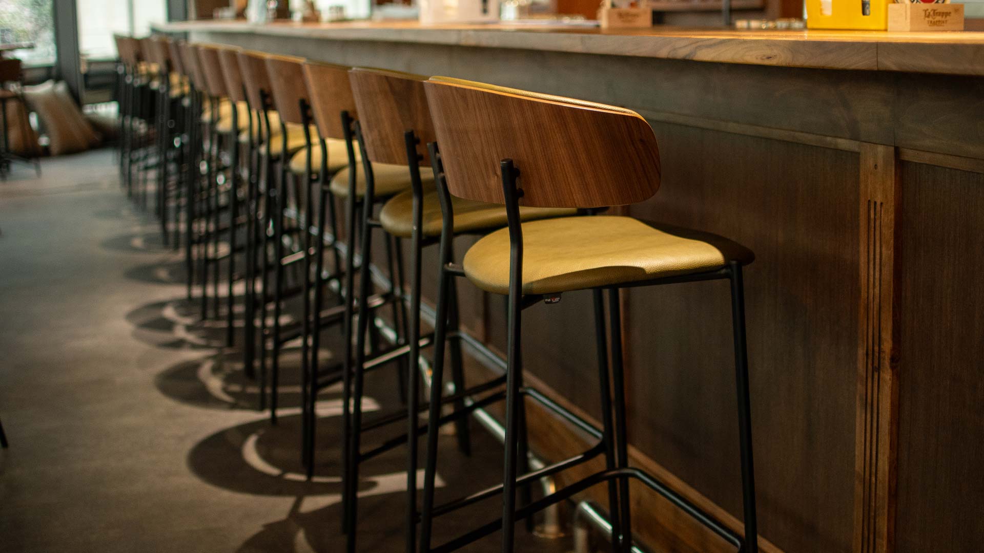 Барска столица Моли со фурнир од орев и еко кожа во спортки бар.