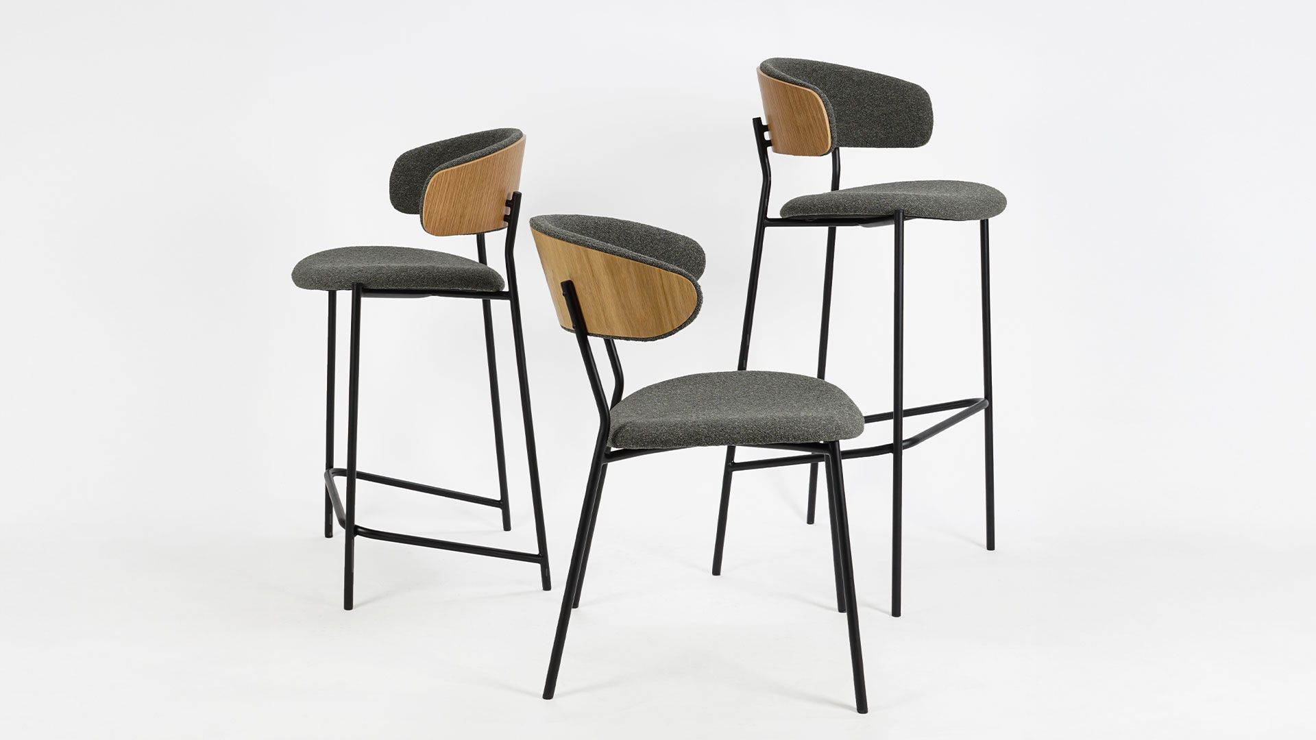 Трпезариска и абарска столица во ист мебел штоф и фурнир од даб, за ентериер на кафе бар.