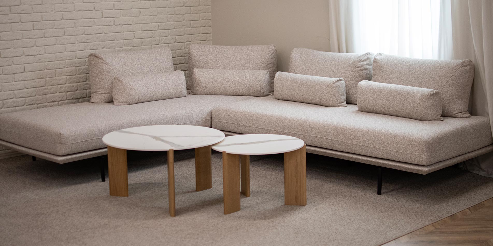 Klub masi Torio so masivno drvo nogarki i plotna laminam pred agolna garniture Bella, od Mahagoni Furniture.