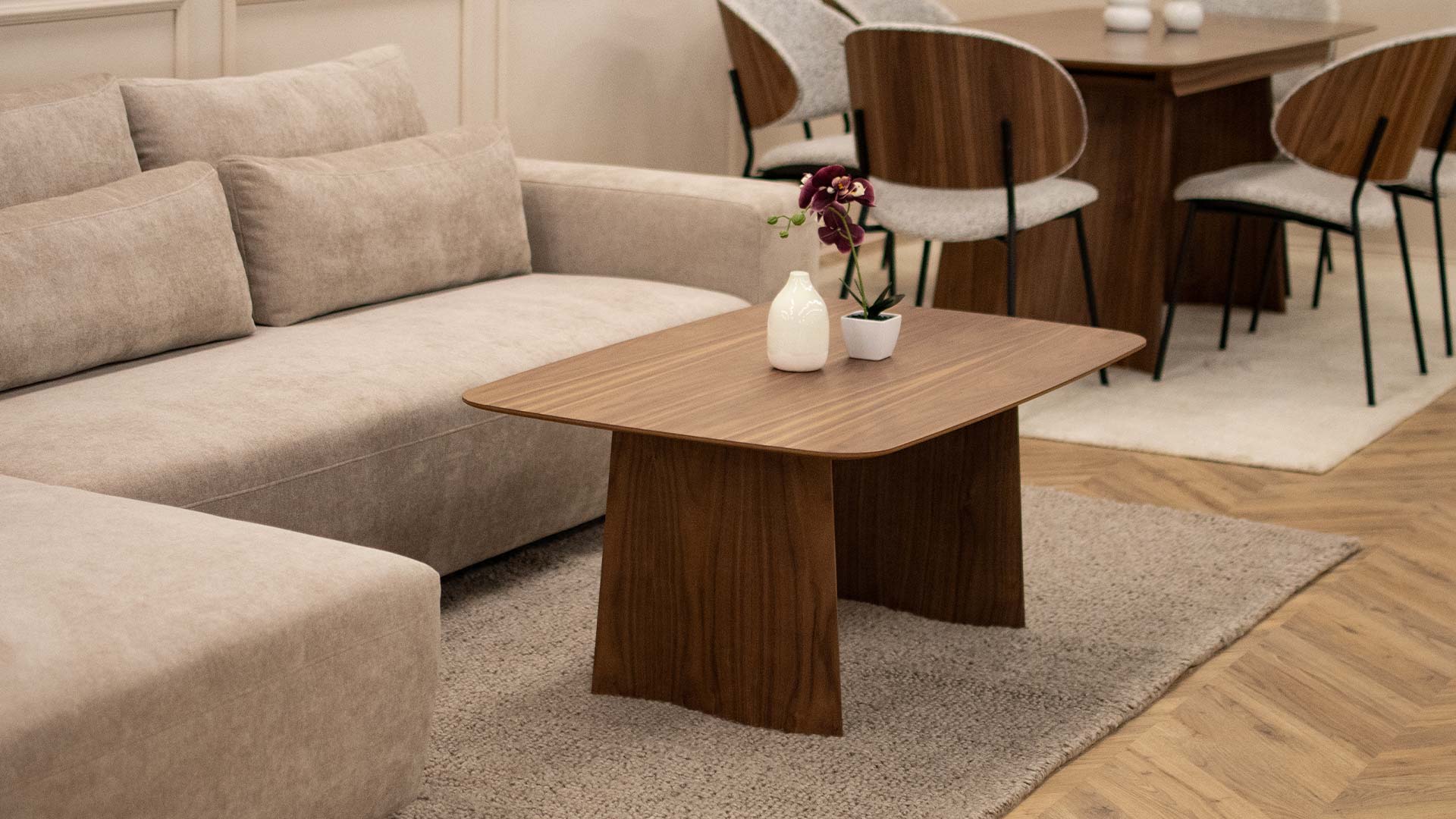 Клуб маса Сефра како надополнување на моделот трпезариска маса од дрво орев.