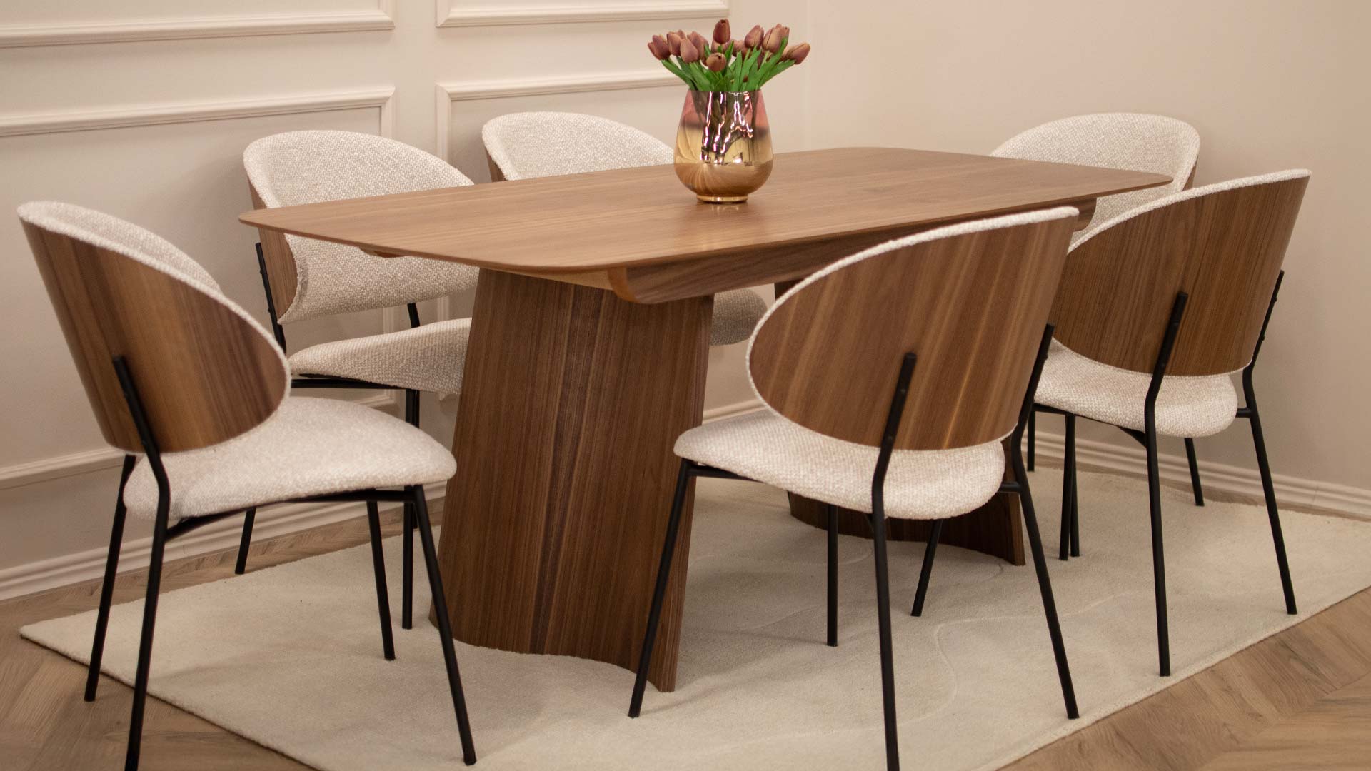 Трпезариска маса Sfera од орев – тренд што носи топлина во трпезаријата.