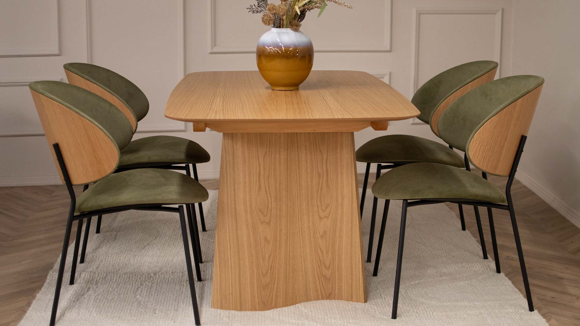 Трпезариска маса Sfera од дрво даб – тренд што носи топлина во трпезаријата.