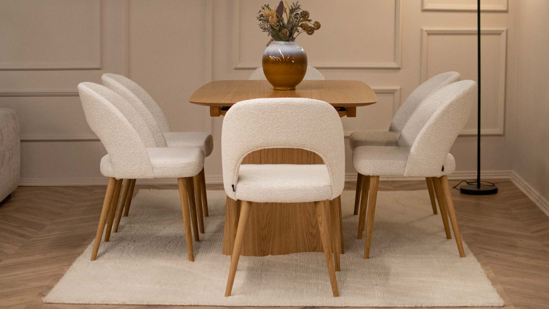 Трпезариска маса Sfera од дрво даб – тренд што носи топлина во трпезаријата.