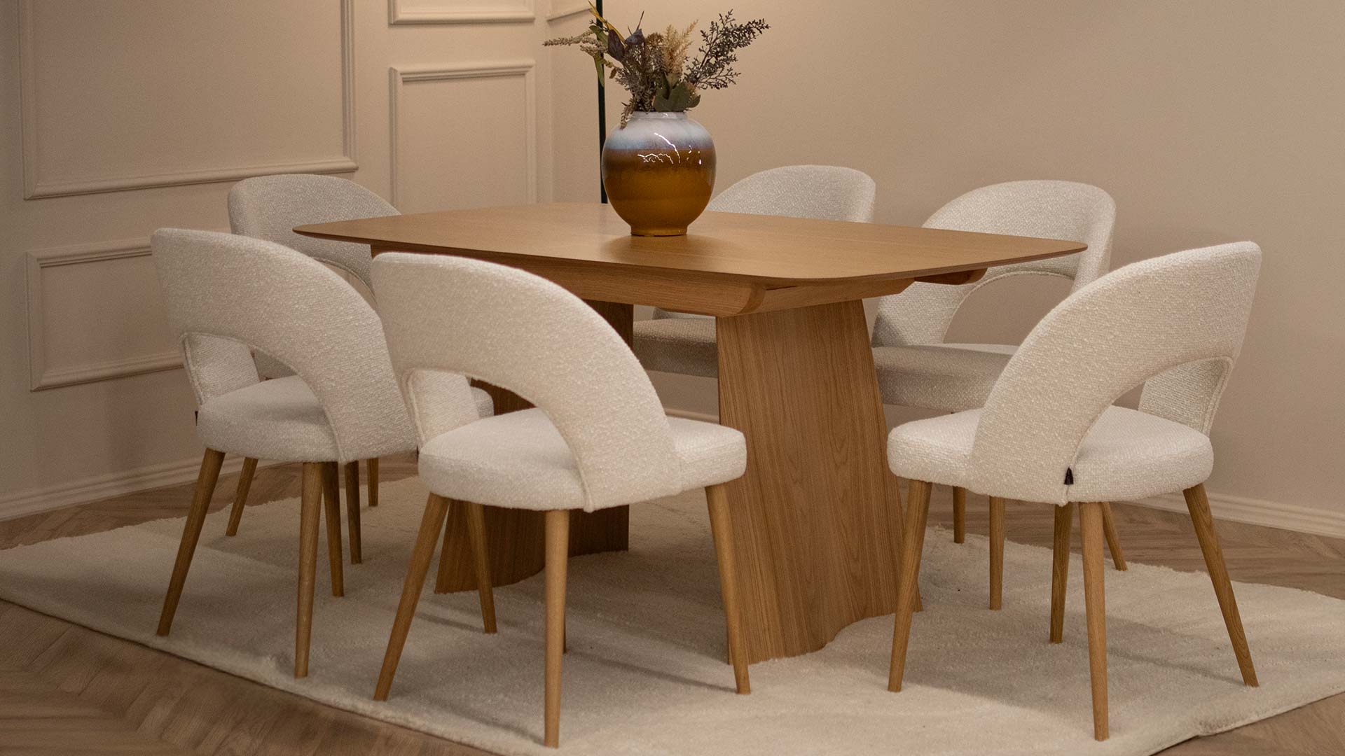 Трпезариска маса Sfera од дрво даб – тренд што носи топлина во трпезаријата. 