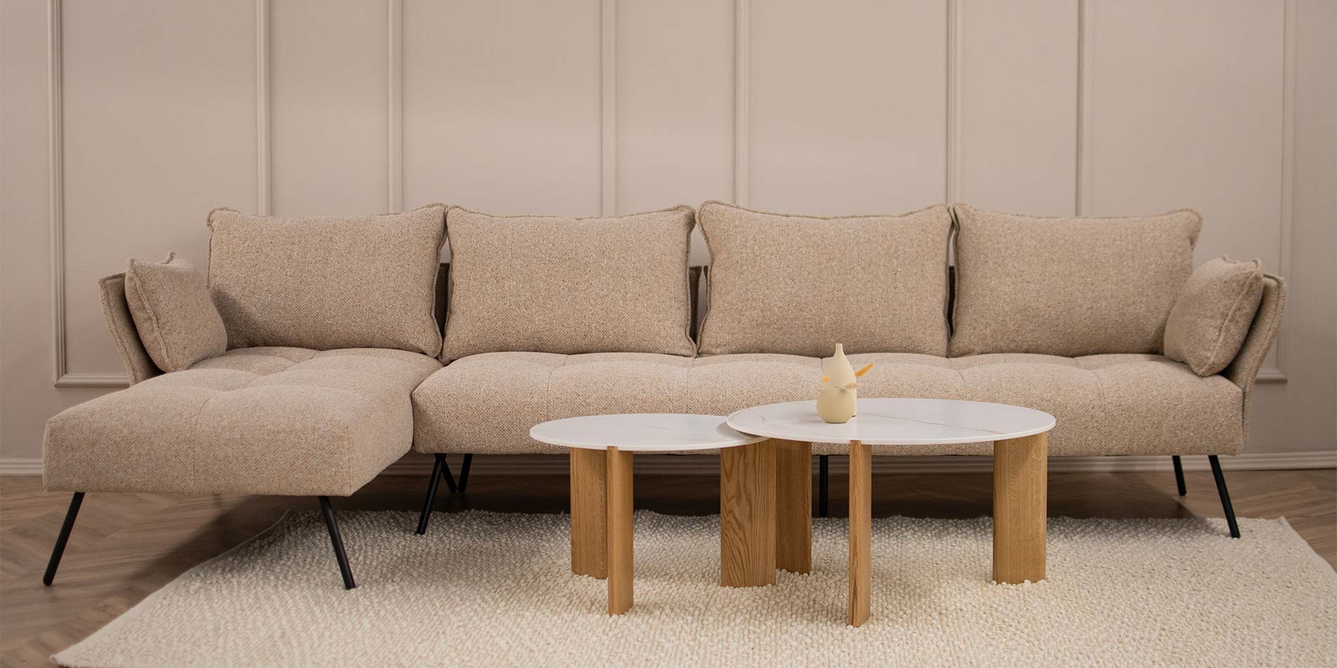 Agolna garnitura Sienna vo beige i metalni nogarki.