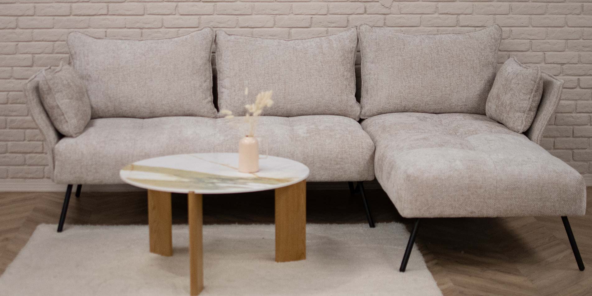 Mala agolna garnitura vo svetlo krem boja.