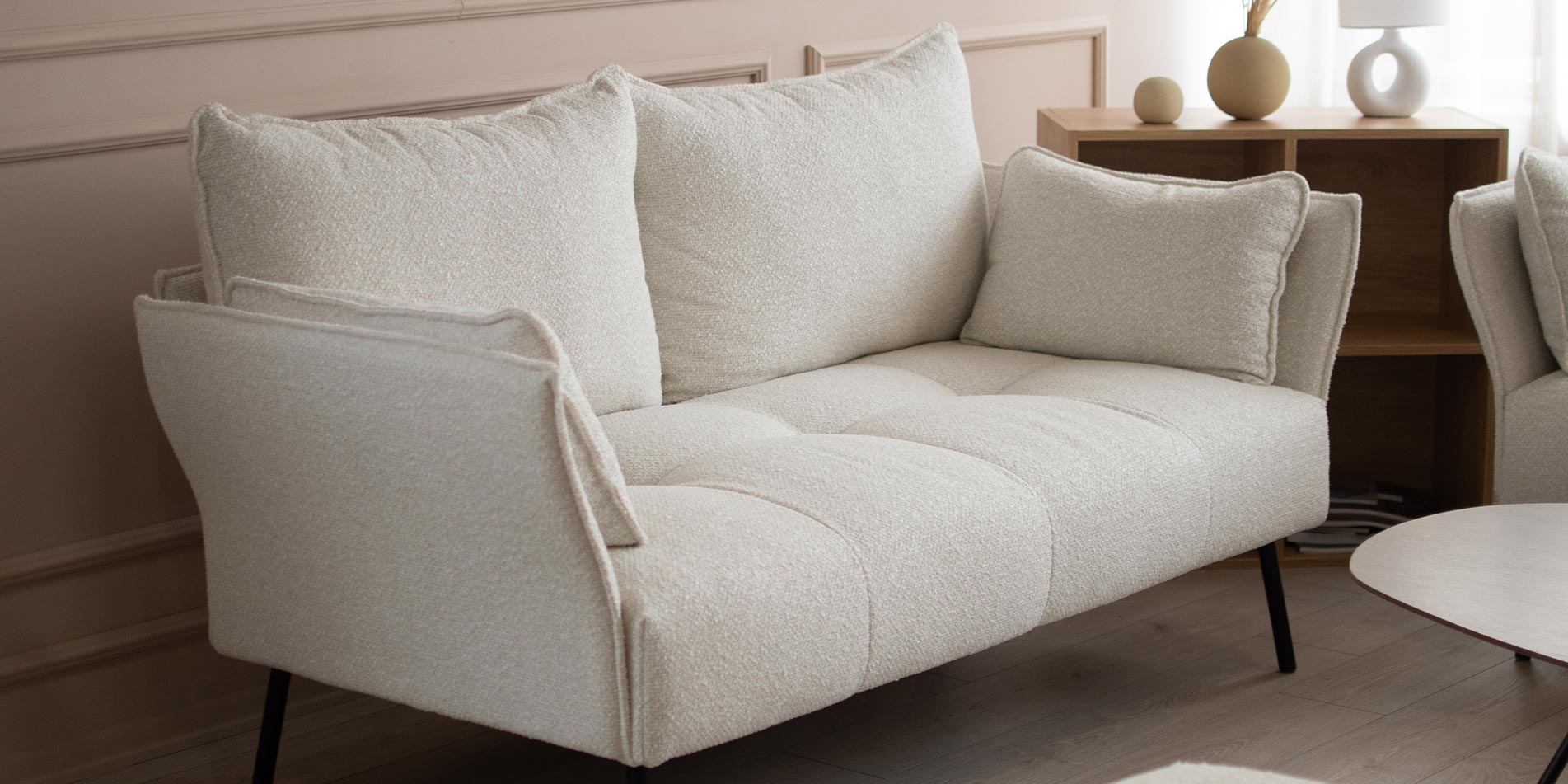 Моделот Sienna е достапен како тросед, двосед, фотеља, табуретка и аголна гарнитура, што ја прави совршено прилагодлива за простори од различна големина.