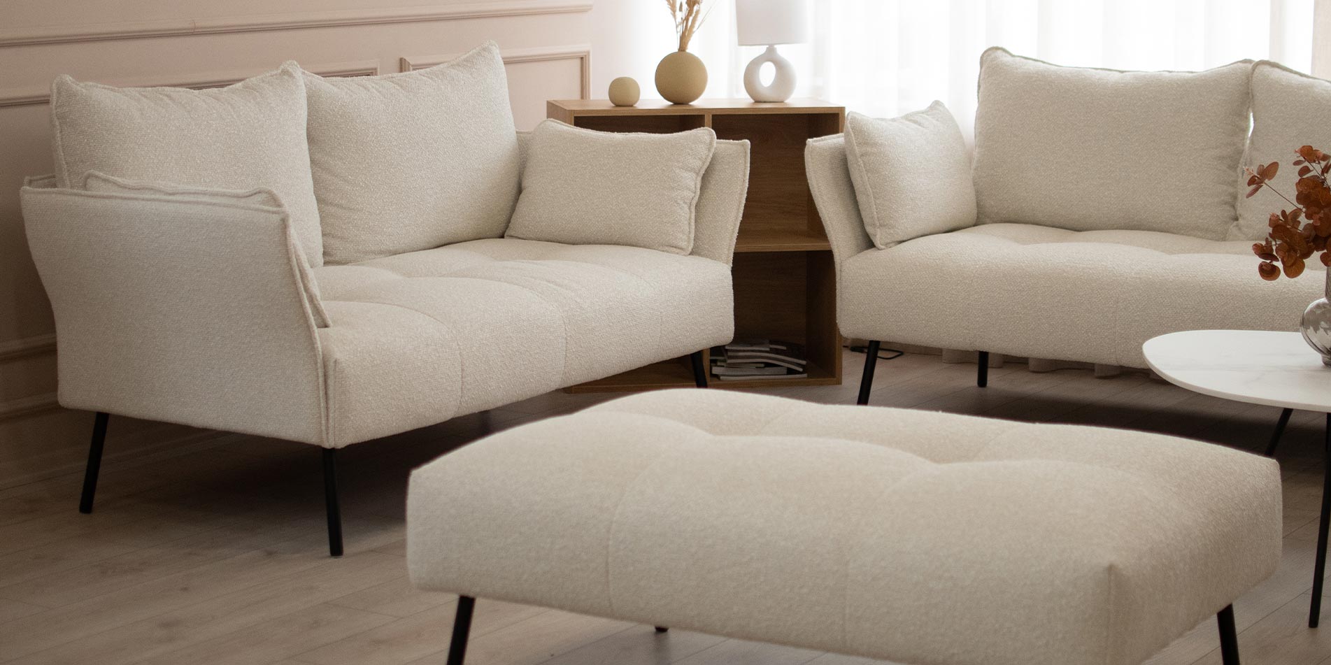 Моделот Sienna е достапен како тросед, двосед, фотеља, табуретка и аголна гарнитура, што ја прави совршено прилагодлива за простори од различна големина.