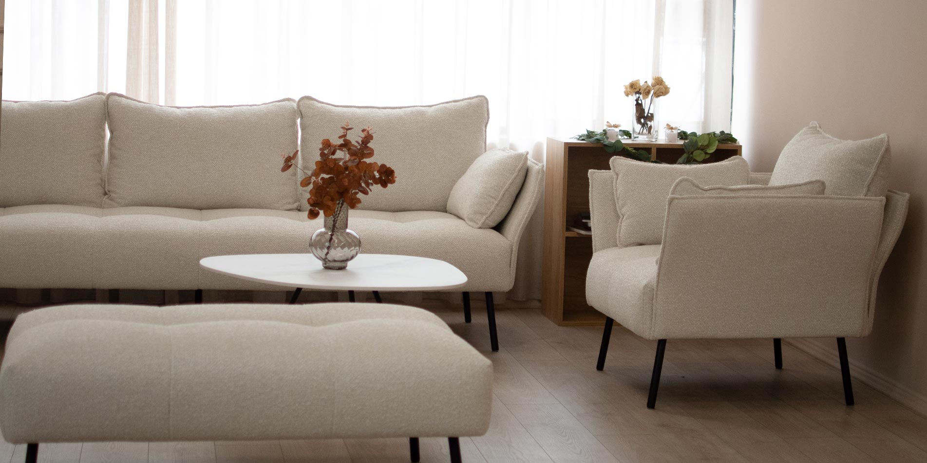 Моделот Sienna е достапен како тросед, двосед, фотеља, табуретка и аголна гарнитура, што ја прави совршено прилагодлива за простори од различна големина.