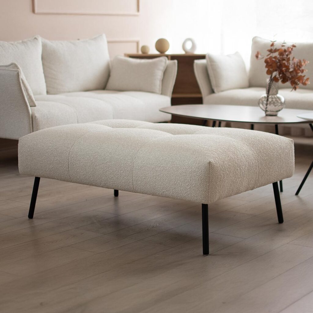 Табуретка Сиена во бел мебел штоф и црни метални ногарки.