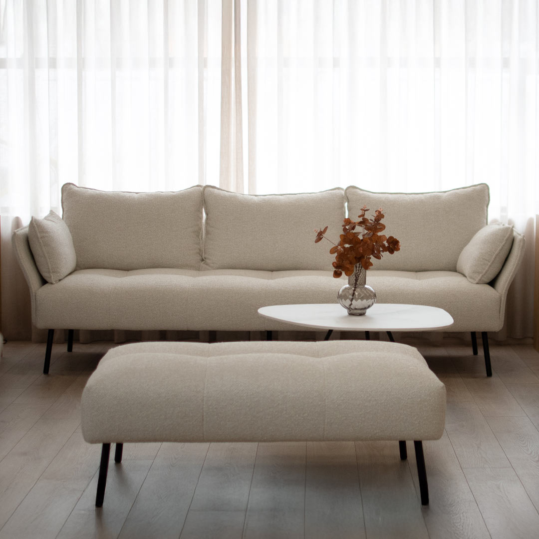 Троесед Сиена со удобни перници и меко седло, вобел мебел штоф и црни метални ногарки.