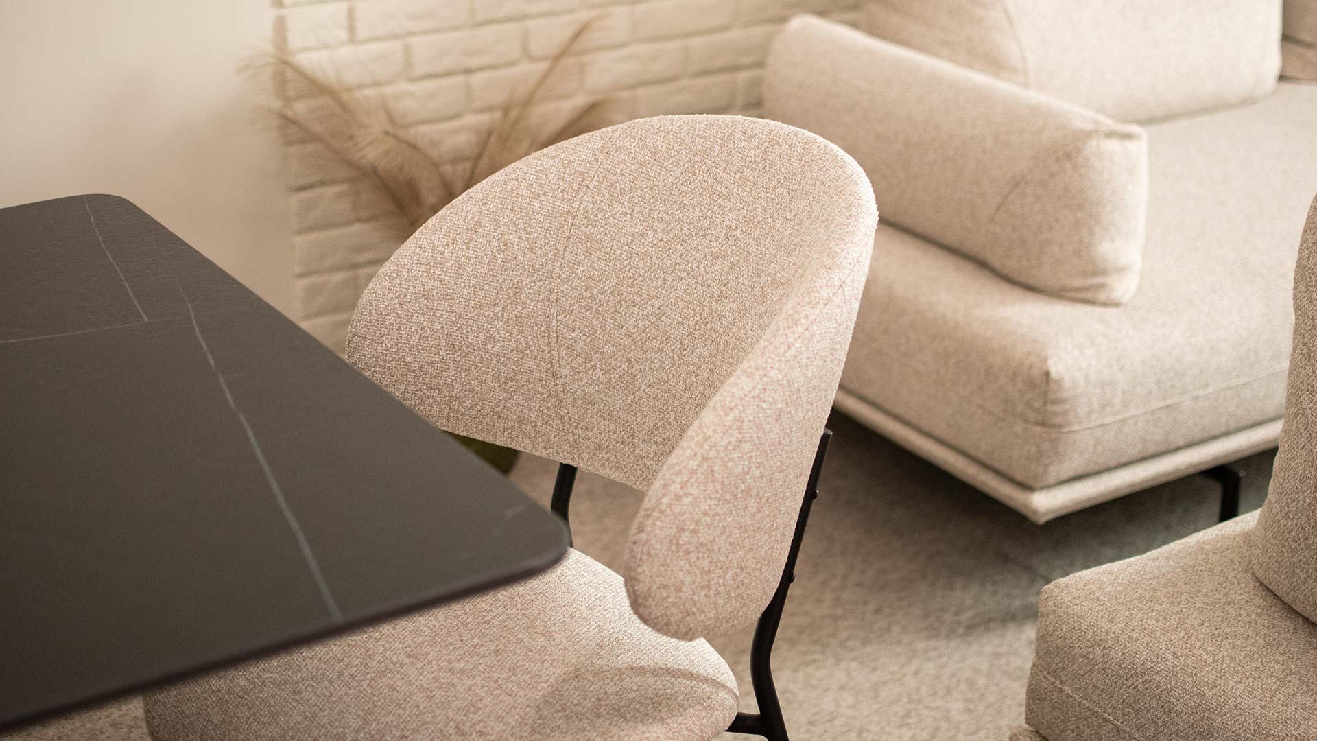 Kvaliteten materijal za trpezarisk astolica, so fokus na stolica i mebel stof. 