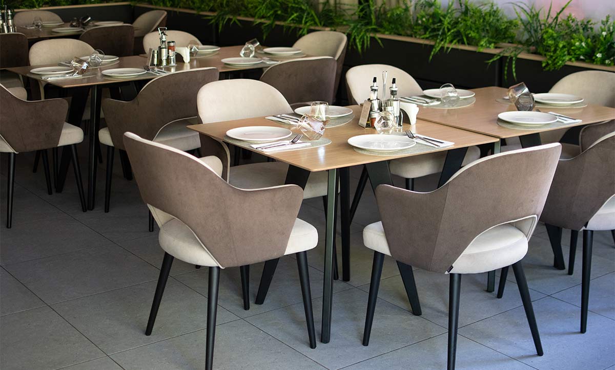 Restoran Aura vo Kumanovo so stolici i masi od Mahagoni Furniture.