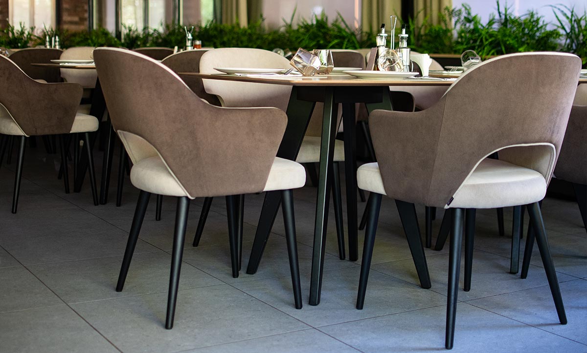 Stolici Franceska i masa Polaris od Mahagoni furniture vo restoran Aura.