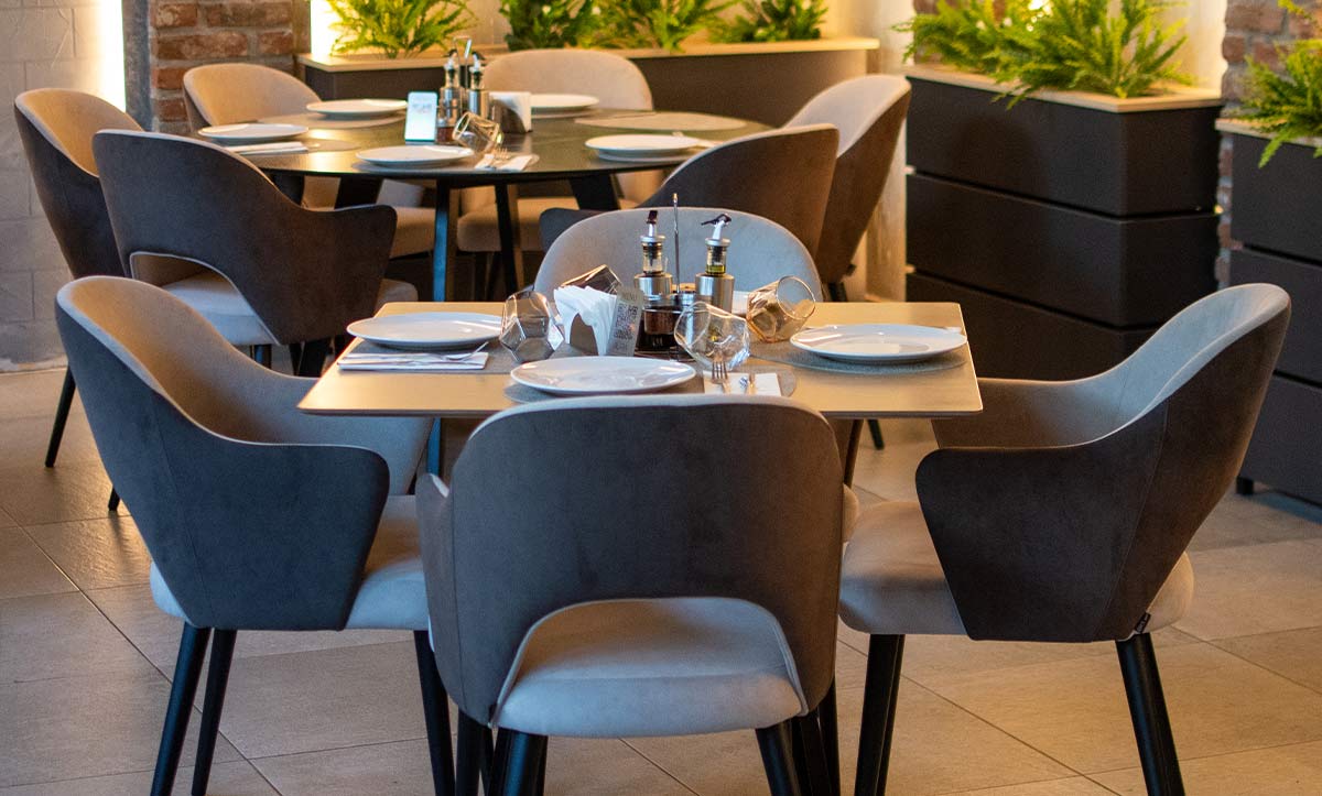 Stolici Franceska i masa Polaris od Mahagoni furniture vo restoran Aura.