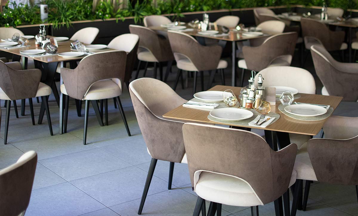 Stolici Franceska i masa Polaris od Mahagoni furniture vo restoran Aura.