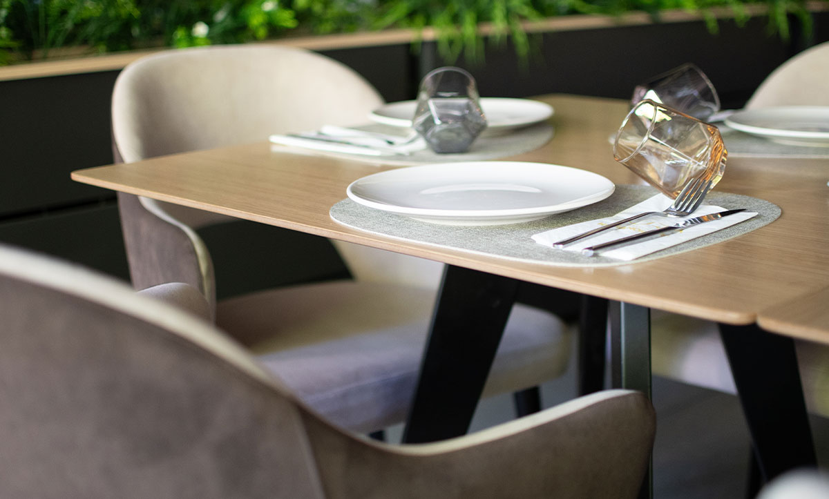 Restoran Aura vo Kumanovo so stolici i masi od Mahagoni Furniture.