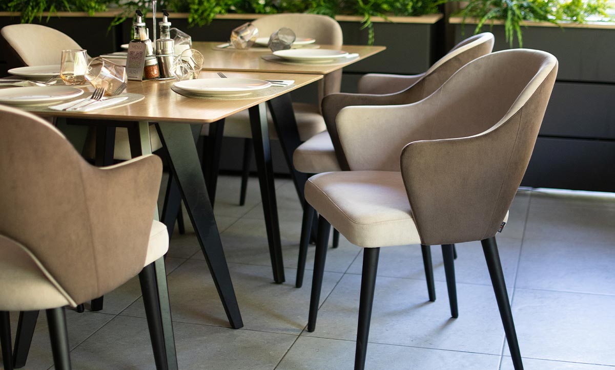 Restoran Aura vo Kumanovo so stolici i masi od Mahagoni Furniture.